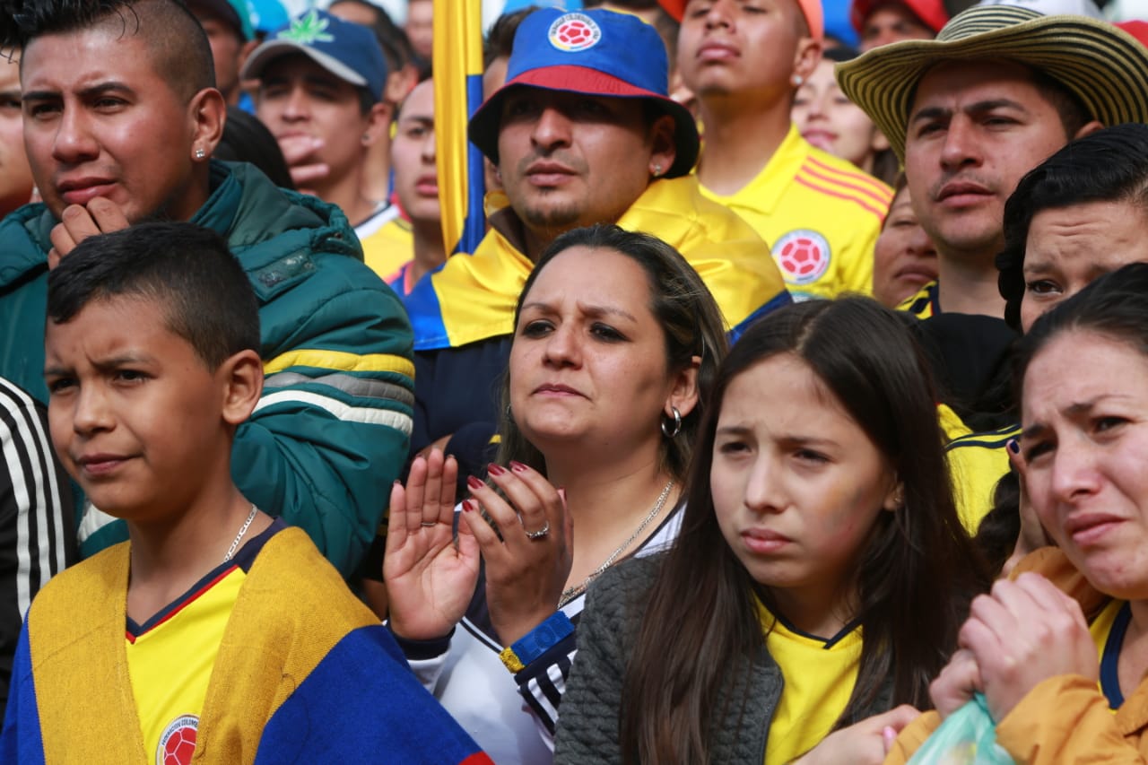 Personas ven partido de fútbol