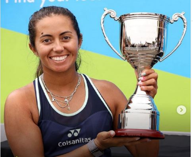 María Angélica con su primer trofeo en césped. Ahora va por más. Foto @equipocolsanitas.