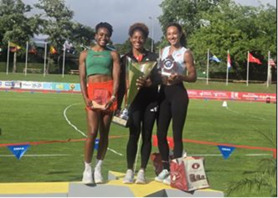 Martha Valeria Araujo (centro.), junto a las estadounidenses Taliyah Brroks (izq.), plata, y Michelle Atherley (der.), bronce. El podio del Meeting Décastar en Francia. Foto IDRD.