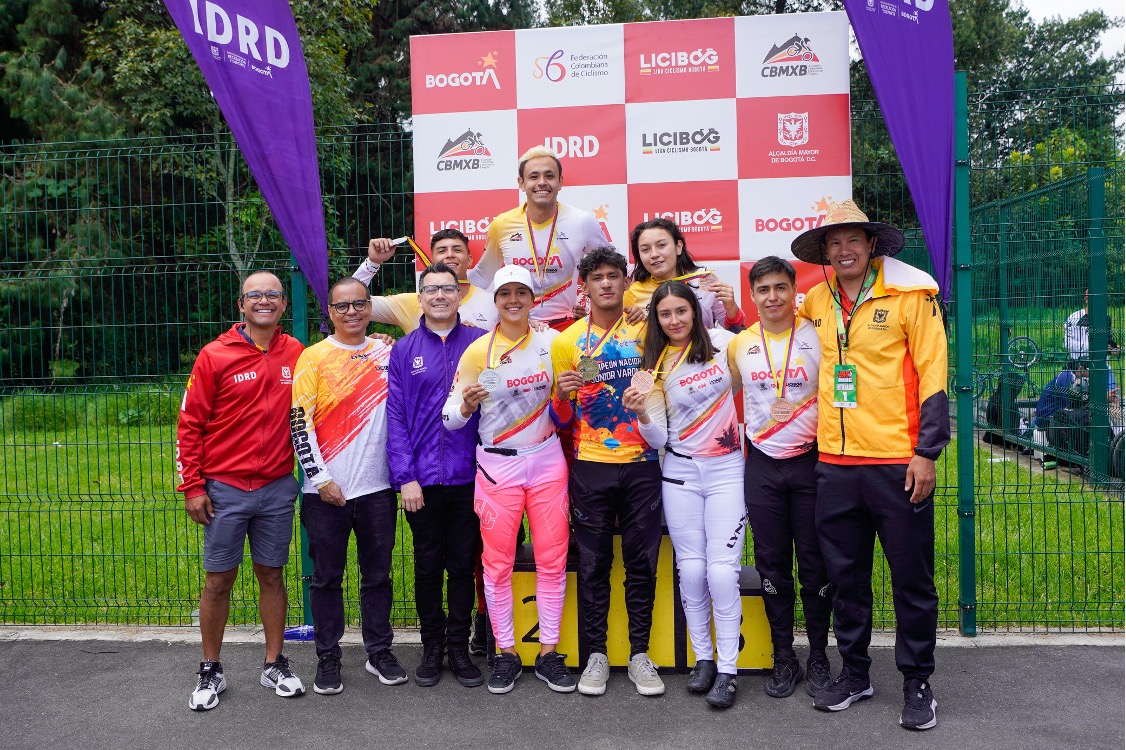 Medallistas del Equipo Bogotá en el Nacional de BMX, con sus entrenadores y el subdirector de Recreación y Deporte del IDRD, Hugo Cortés, y el jefe de Alto Rendimiento, William Nieto. Foto Cristian Orduña / IDRD.