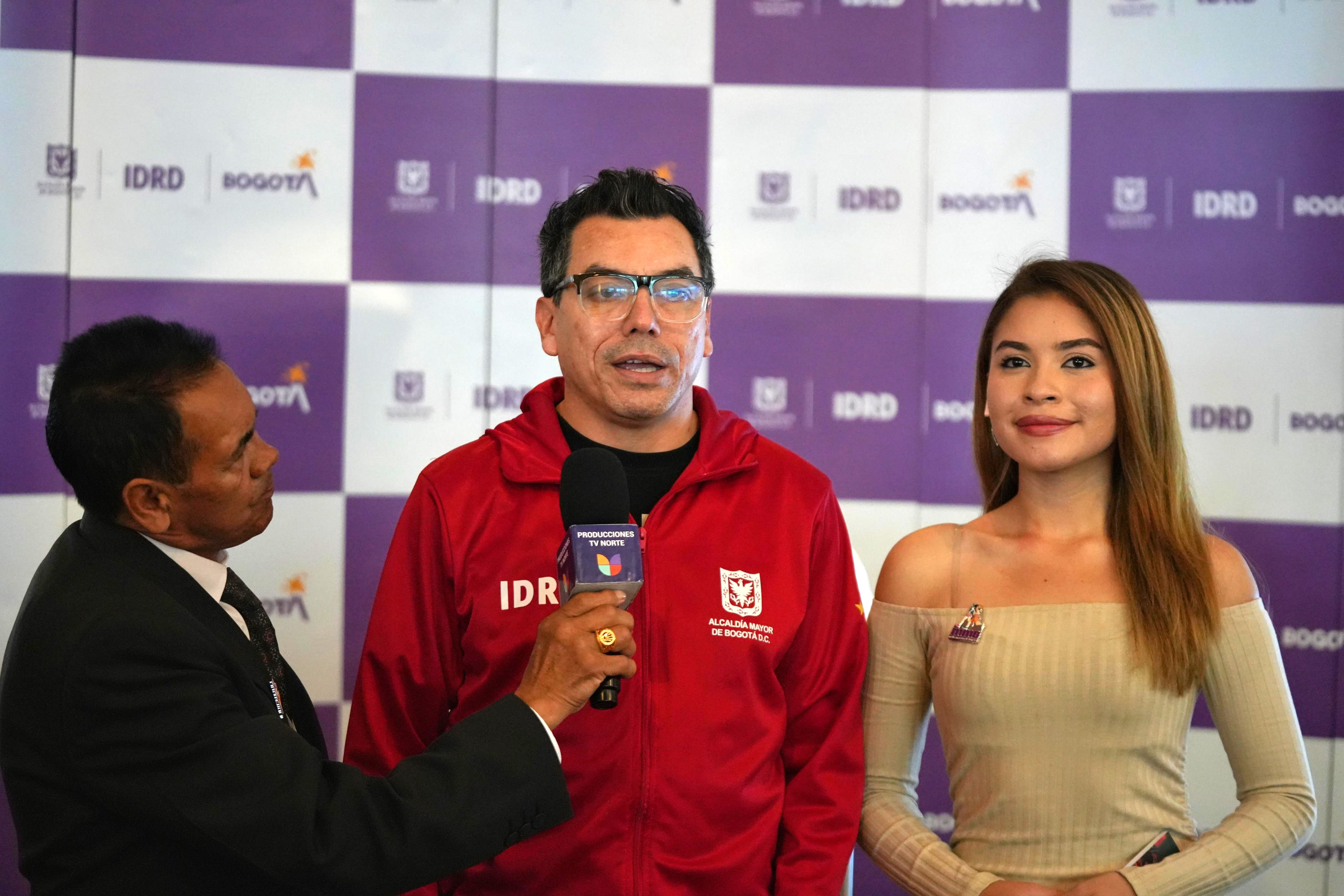 Hugo Cortés del subdirector de Recreación y Deporte del IDRDStand del IDRD en Expomedia