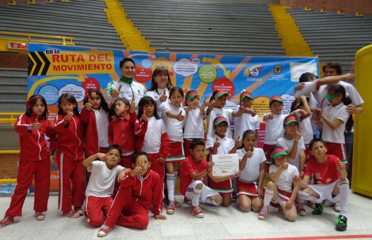 Varios niños con uniforme