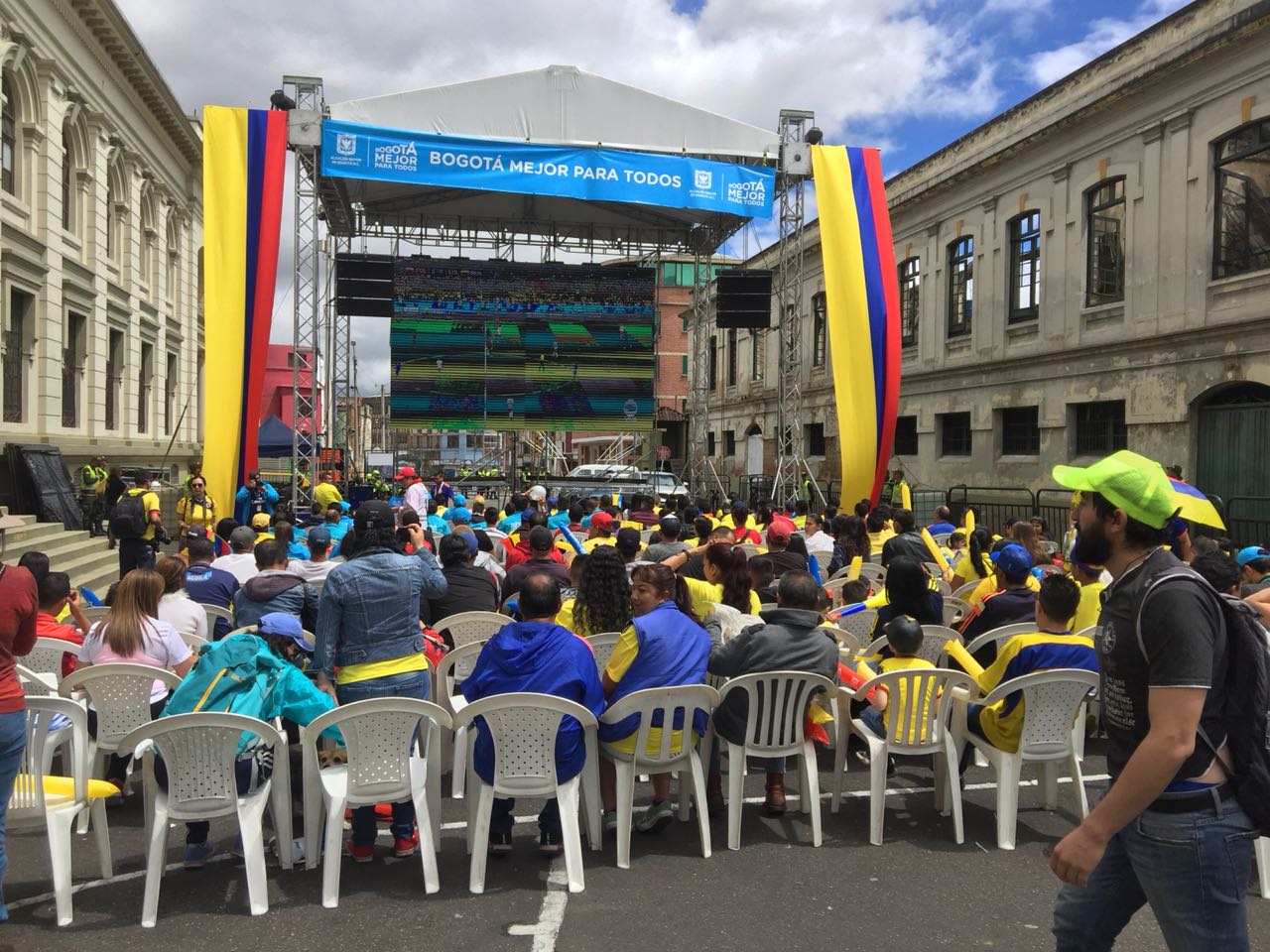 Personas ven partido en pantalla gigante