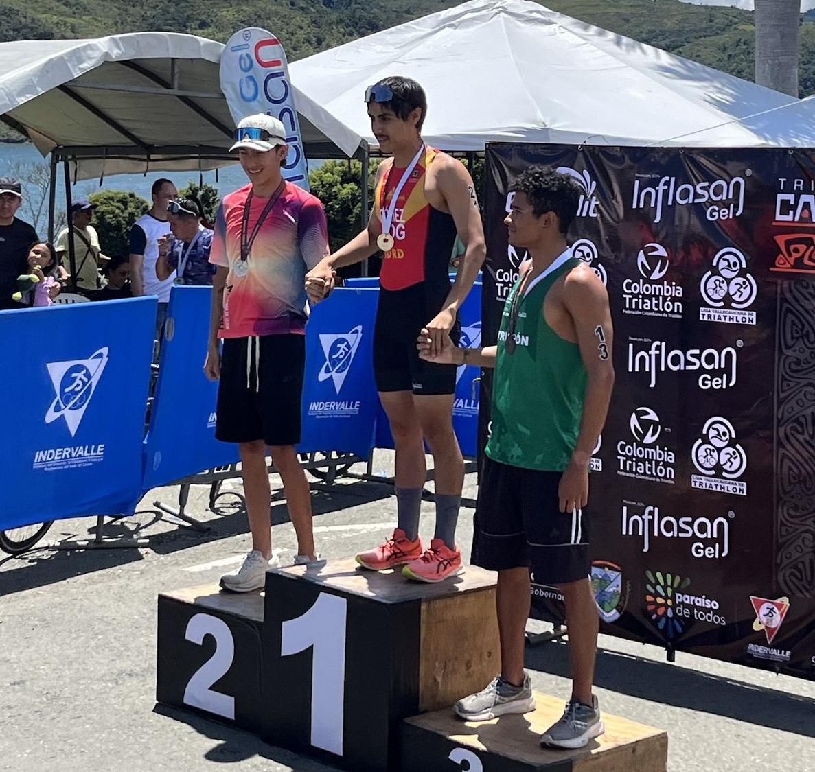 Nicolás Gómez (centro) campeón nacional U23 de triatlón. Foto IDRD.
