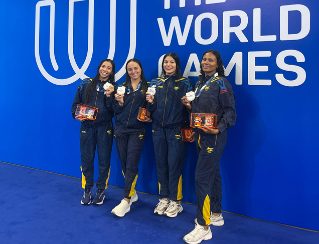 Paula Aguirre (segunda de izq. a der.), con el equipo de Colombia, con el que consiguió dos medallas de plata en los Juegos Mundiales, en los relevos 4x50 mts apnea y 4x100 mts superficie. Foto cortesía Fedecas.