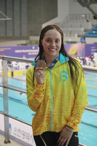 Paula Aguirre muestra orgullosa su medalla de oro. Foto cortesía FEDECAS.