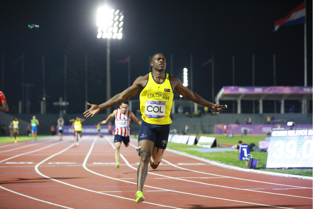 Ronal Longa al momento de cruzar la meta y ganar con Colombia el relevo 4x100 mts relevo masculino, con récord incluido. Foto cortesía COC.