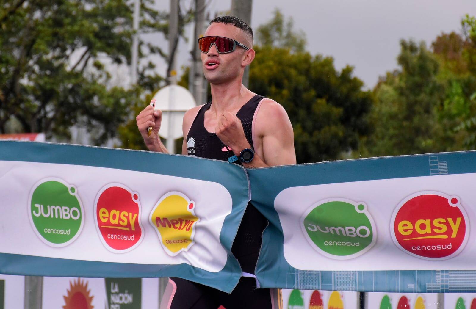 Rubén Barbosa, del Equipo Bogotá, gana los 10K de la MMB. Foto MMB.
