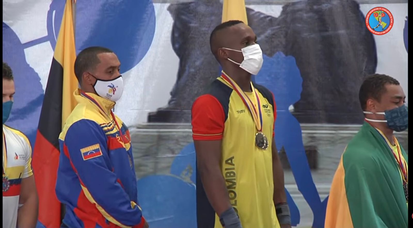 deportistas en el podio