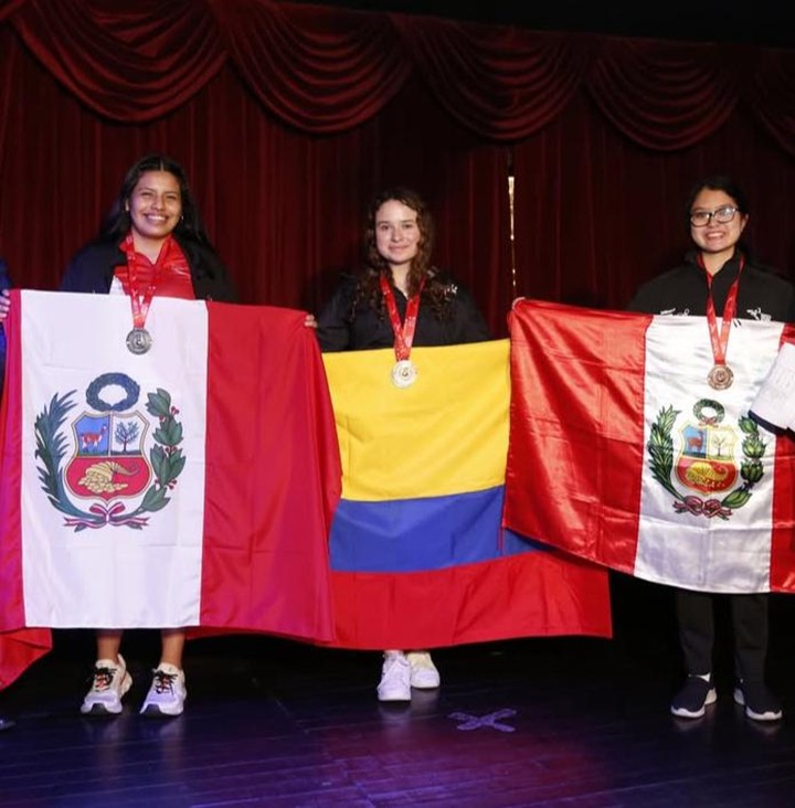 Sara Giraldo (centro), medalla de oro en todo evento U21 en el Suramericano de Bowling. Foto Consubowling.