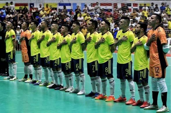 José Sánchez (n.° 1), Harrison Santos (n.° 4), Julián Pardo (n.° 2), Eduardo Riaño (n.° 5) y Camilo Gómez (n.° 11), del Equipo Bogotá, integraron la Selección Colombia que ganó la medalla de oro en fútbol sala. Foto: cortesía Mindeporte.