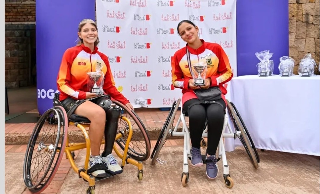 Sofía Ruiz (izq.) y Michelle López, campeonas en dobles en el ITF de Bogotá. Foto IDRD.