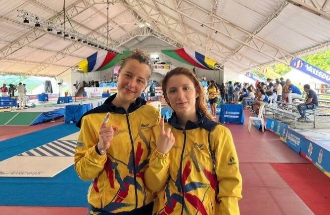 Tatiana Prieto y Juliana Pineda ganaron oro en esgrima, en florete equipos femenino. Foto: IDRD.