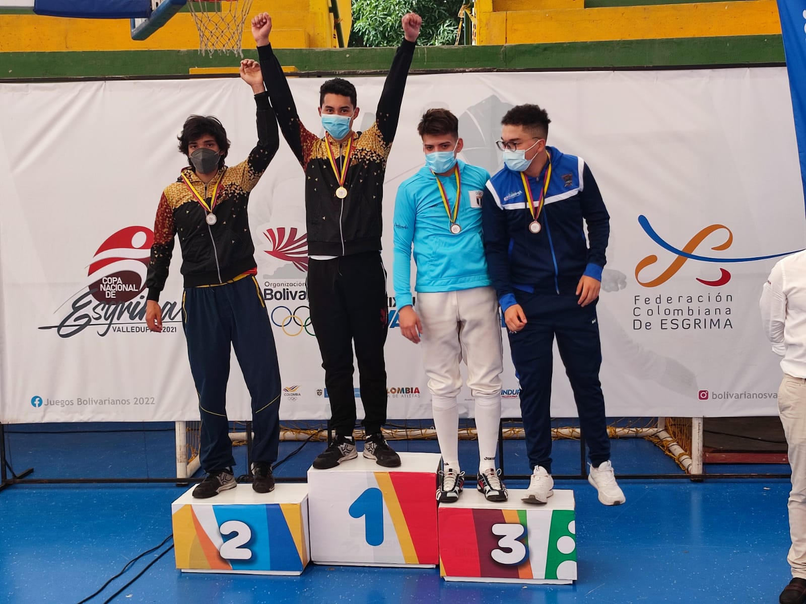deportistas en el podio