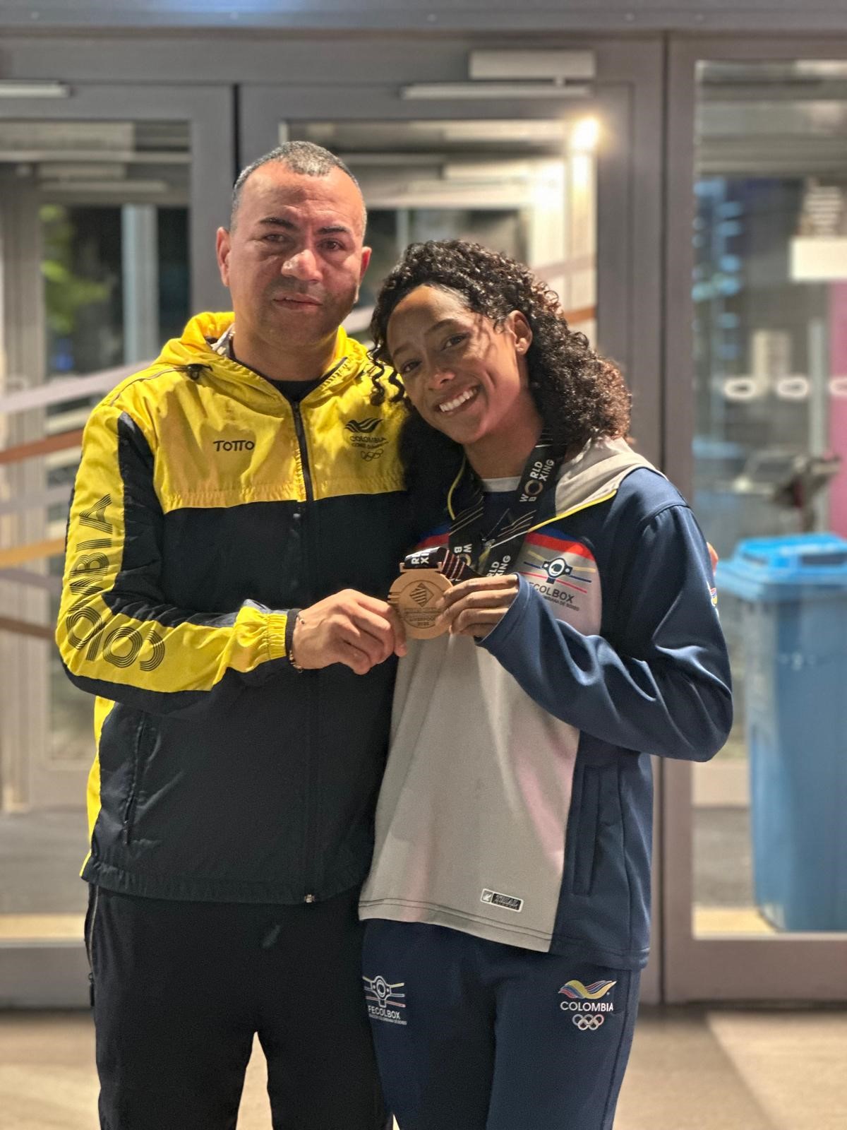 Valeria Arboleda y su entrenador Alexander Brand, disfrutando el bronce mundial. Foto IDRD.