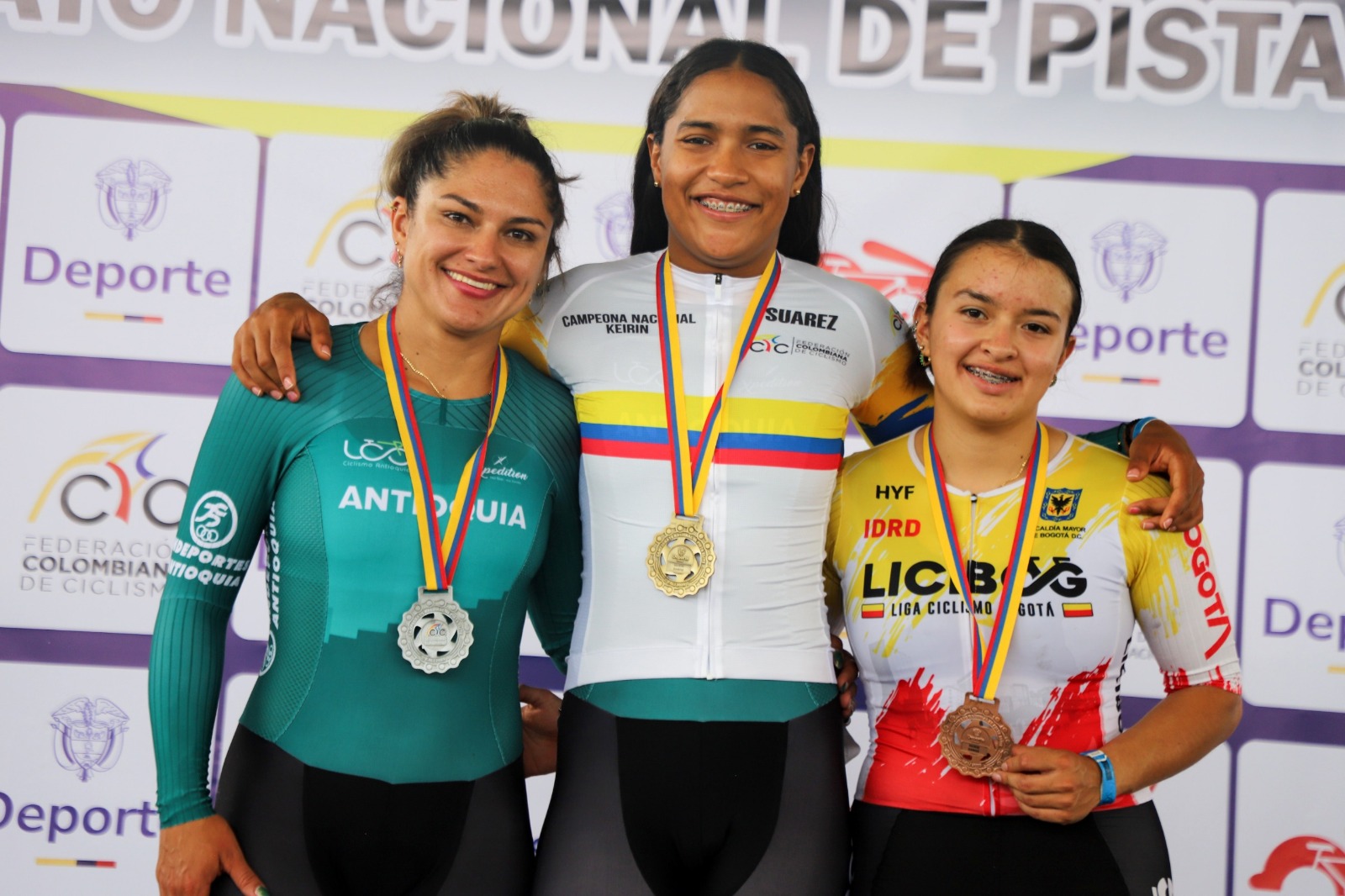 La juvenil Valeria Hernández (der.) escoltó a las consagradas mundialistas Juliana Gaviria (izq.) y Stefany Cuadrado (cen.) en el kilómetro y el keirin. Foto cortesía Fedeciclismo.