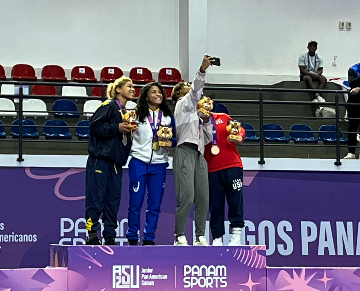 Yusmy Chaparro (izq.), logró la medalla de plata en lucha. Foto IDRD.