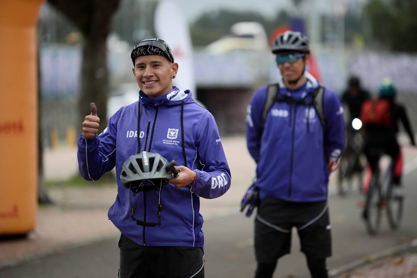 Personal de Al trabajo en bici