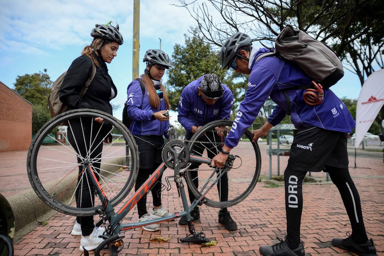 Varias personas revisando una bicicleta