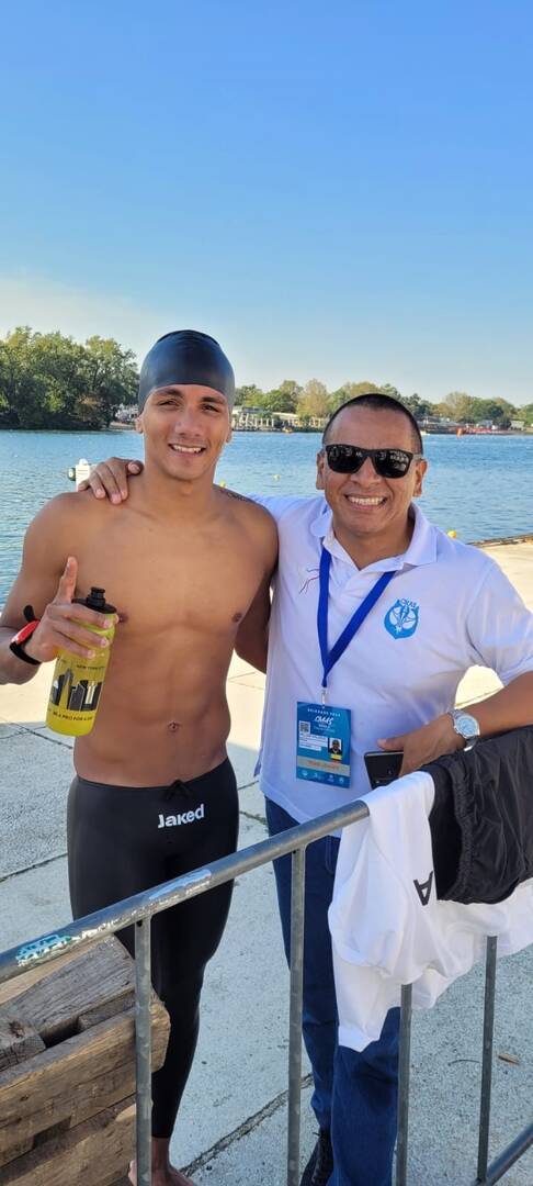Alexander celebra con el presidente de la Federación Colombiana de Actividades Subacuáticas, William Peña. Foto cortesía Fedecas.