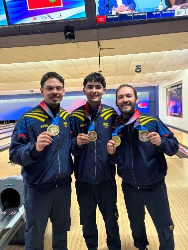 Bowling, oro en equipos. (Izq. a der.) Alfredo Quintana, Juan M. Hernández y Óscar Rodríguez. Foto IDRD.  