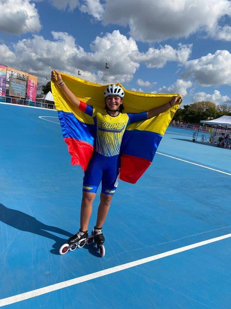 Ana Sofía levantando la bandera de Colombia