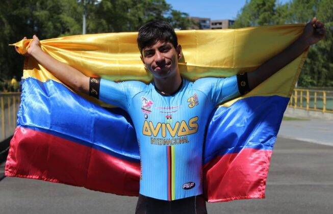 Andrés Felipe Gómez con bandera de colombia
