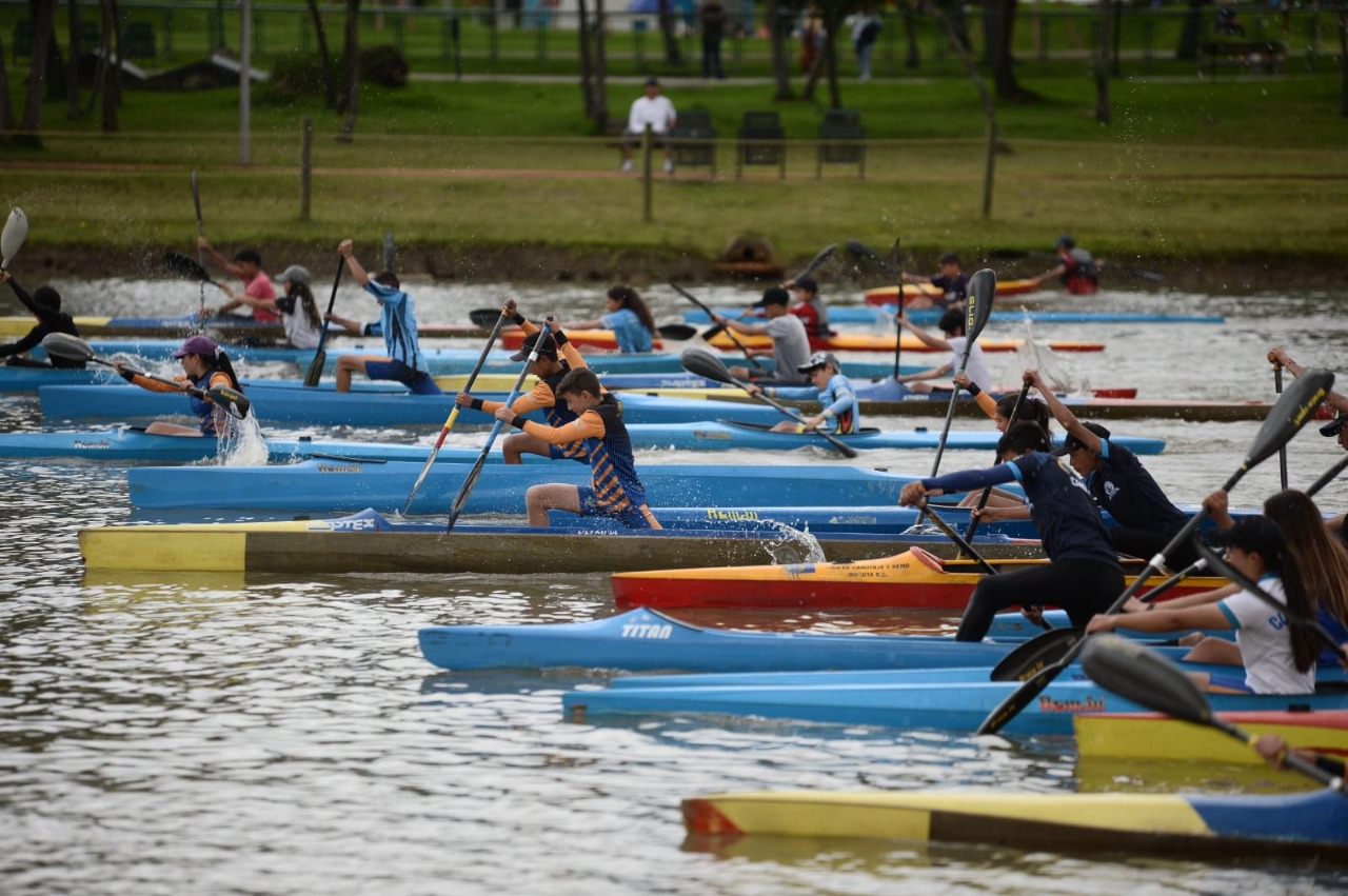 Exhibición de canotaje en el lago del Parque Simón Bolívar, en desarrollo de los I Juegos Distritales de la Juventud.