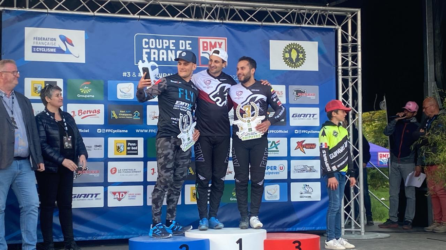 Carlos Ramírez (der.), bronce en la Copa de Francia de BMX. Con él en la foto, Jeremy Rencurel (izq.) y el ganador, Joris Daudet (cen.). Foto: IDRD.