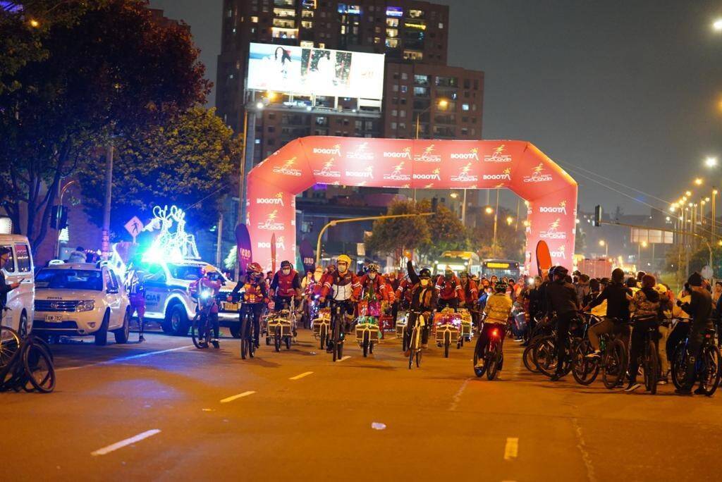 personas en ciclovia