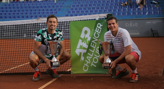Cristián Rodríguez con la copa al lado de otro competidor