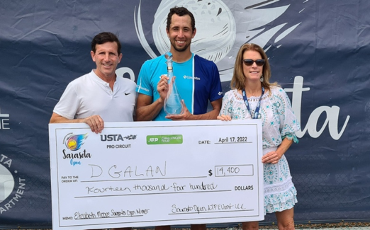 Daniel Galán con el cheque