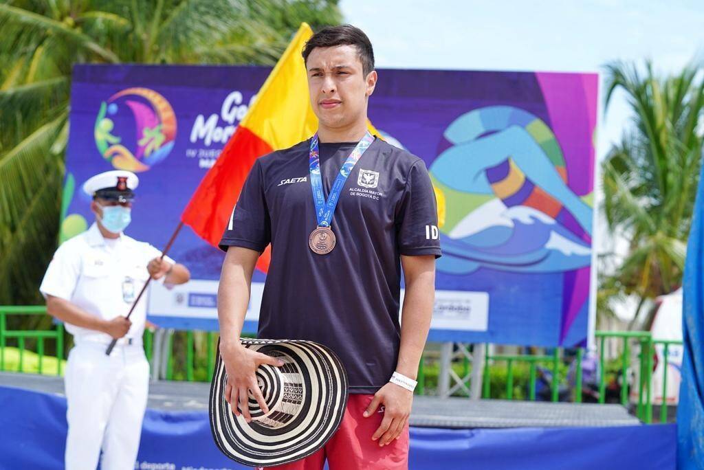 deportista con medalla
