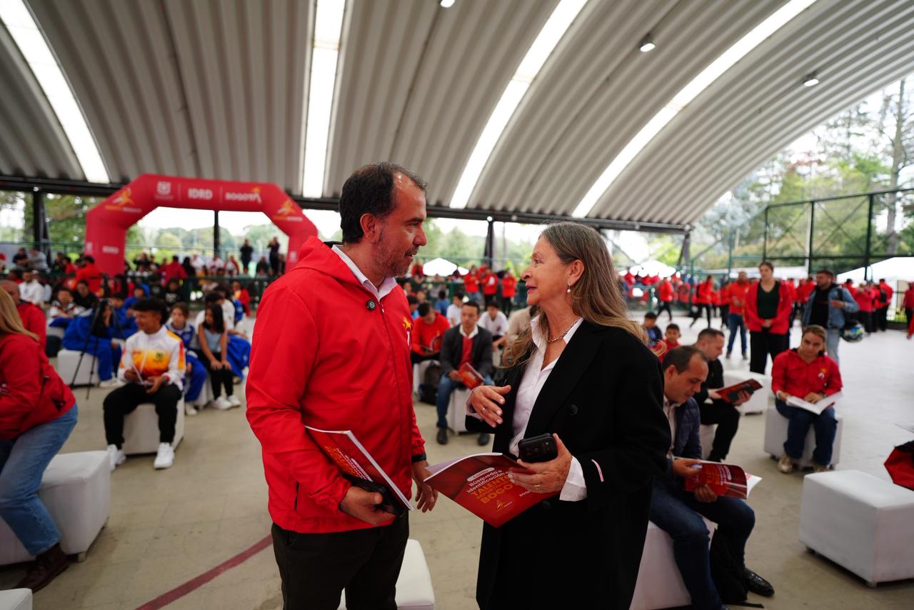 Daniel García, director del IDRD, y Ana Edurme Camacho, secretaria General del COC, intercambian opiniones sobre la cartilla de búsqueda de talentos. Foto IDRD.