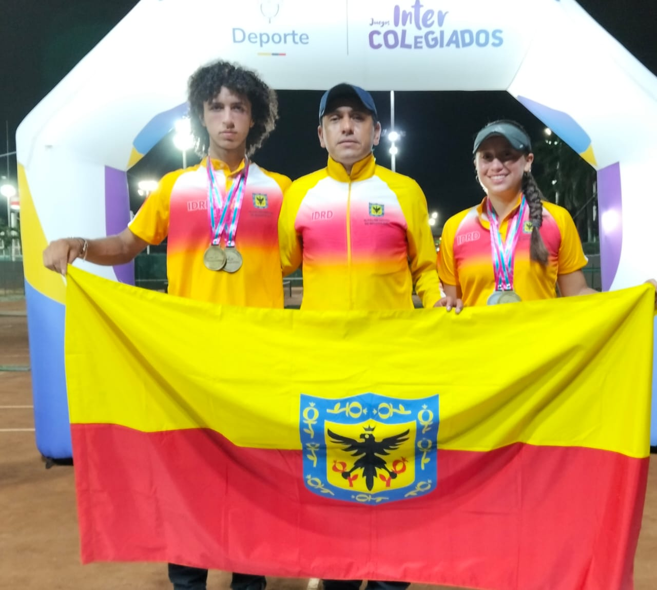Equipo bogotano que se alzó con el torneo de tenis de las justas escolares. (Foto prensa delegación Bogotá).