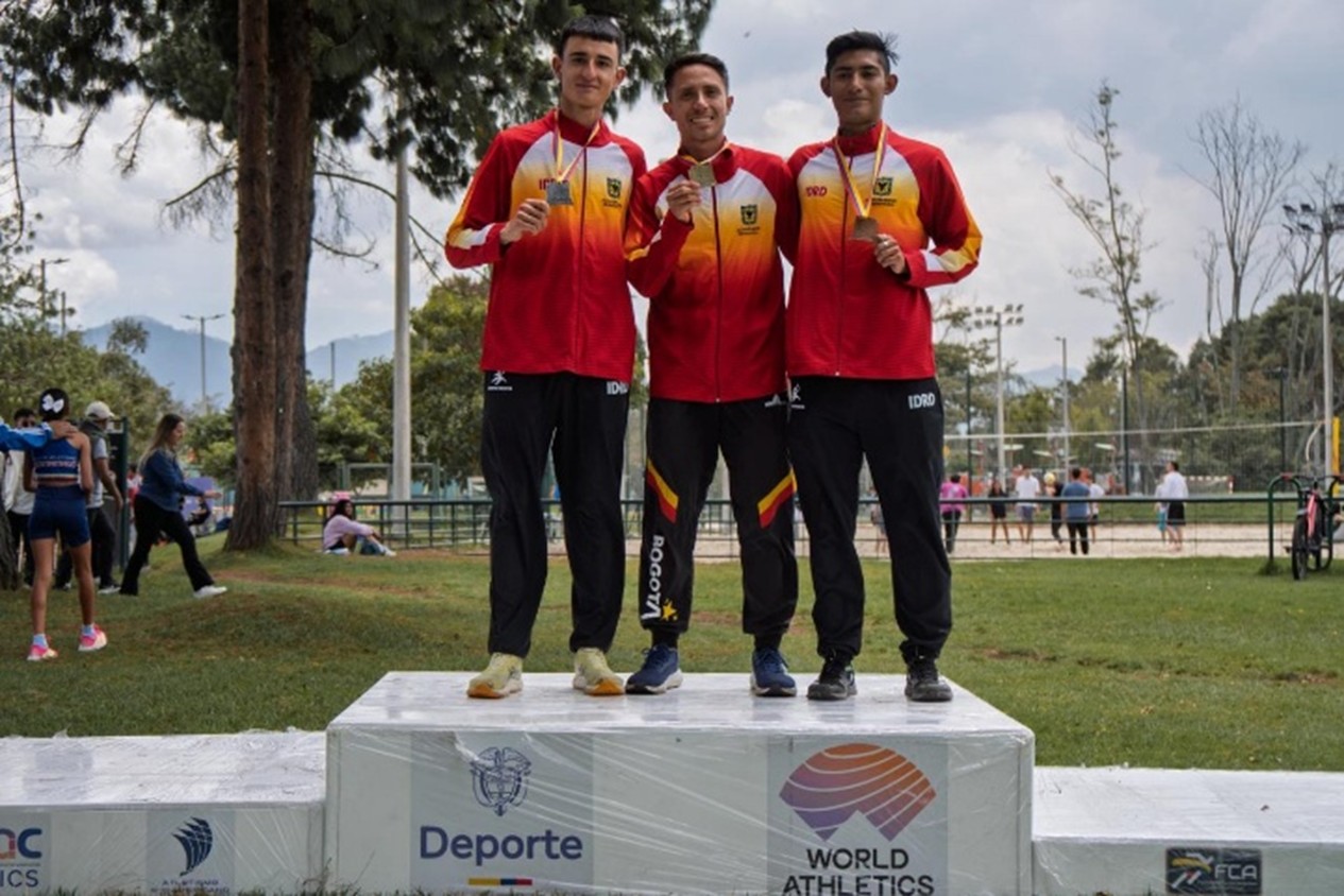 De izquierda a derecha, Miguel Arcángel Peña (segundo), César Herrera (campeón) y Jesús Ramírez (tercero), quienes dominaron la marcha masculina en media maratón. Foto IDRD. 