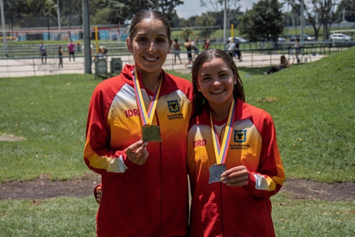 Laura Chalarca (izq.) y Dayana Segura, oro y plata en la marcha femenina. Foto IDRD.