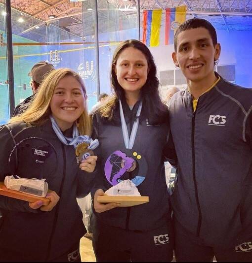 María P. Tovar (izq.), Laura Tovar y Andrés F. Herrera 