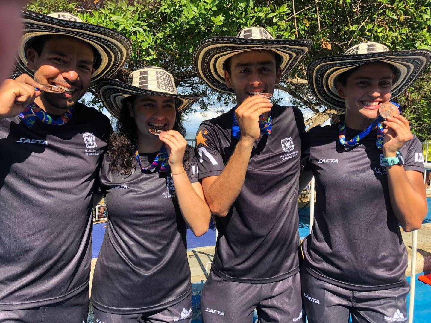 deportistas en el podio