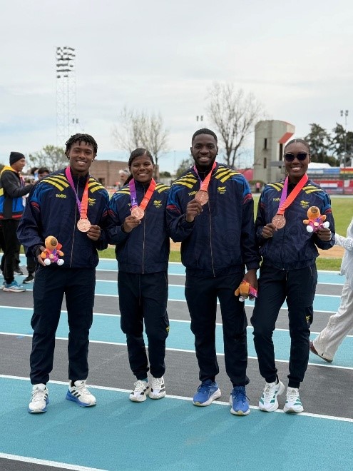 Equipo Colombia de relevo 4x100 mts. Mixto (Izq. a der.): Carlos Flórez, Angélica Gamboa, Carlos Palacios (Bogotá) y Danna Banquez. Foto cortesía COC.