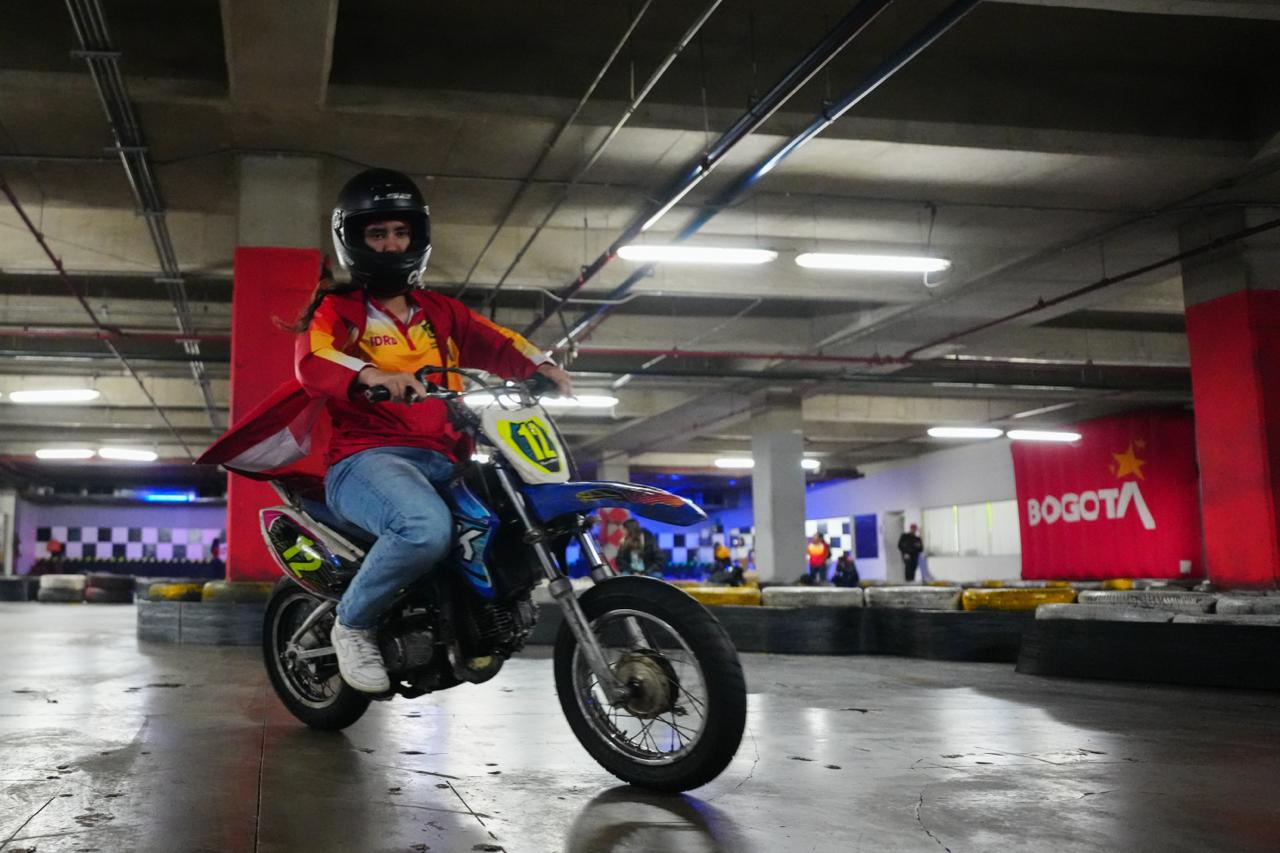 Daniella Acosta, en enduro, es la única mujer en el equipo de motociclismo de Bogotá. Foto IDRD.