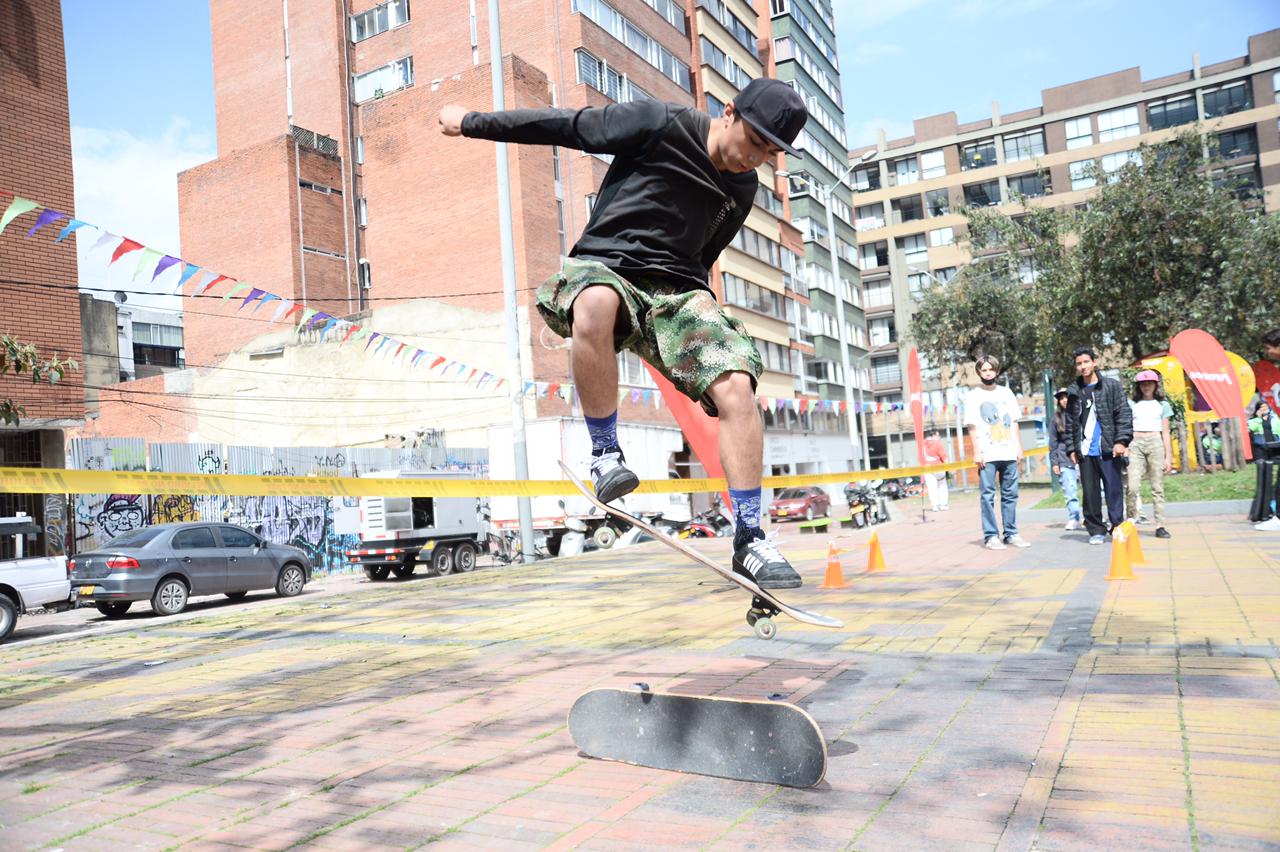 Hombre saltando en patineta en un parque