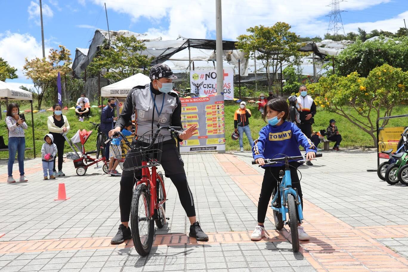 Mujer adulta y niña en bicicleta