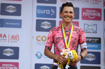 hombre con premio