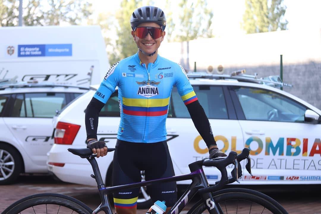  Esteban Chaves con su bicicleta
