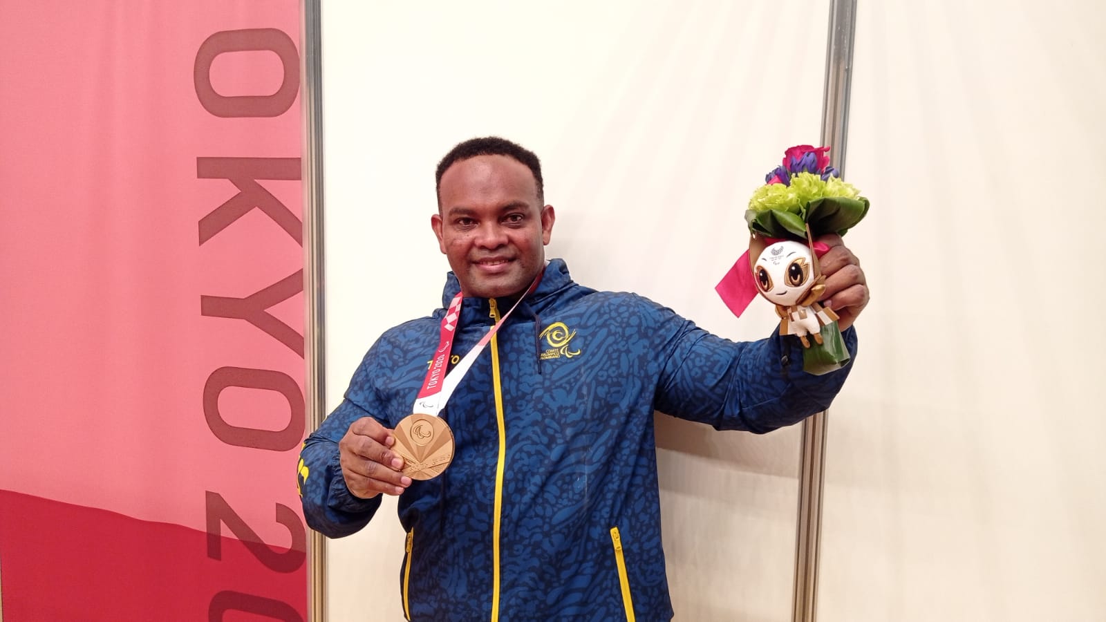Fabio Torres con medalla y premio