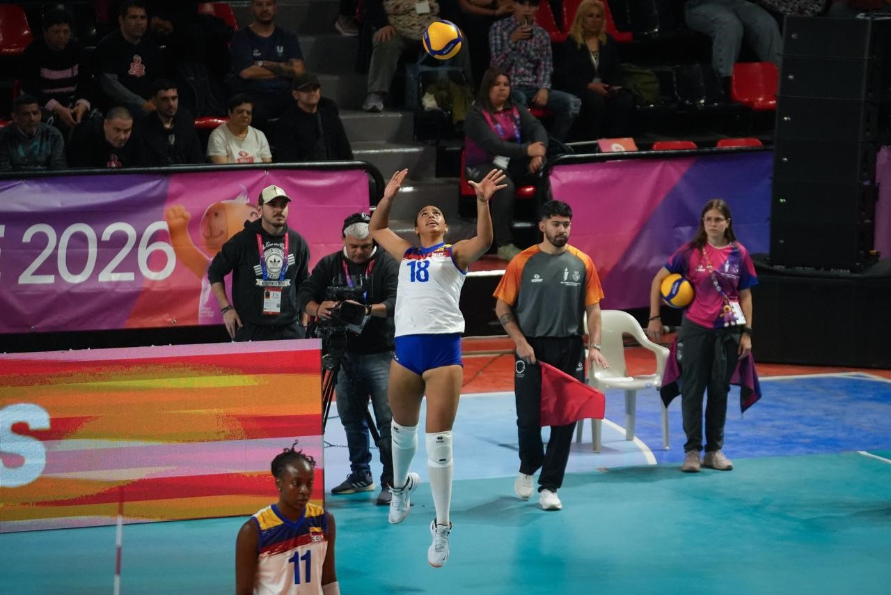 Helen Lozano (18), medallista de bronce en voleibol coliseo. Foto IDRD.