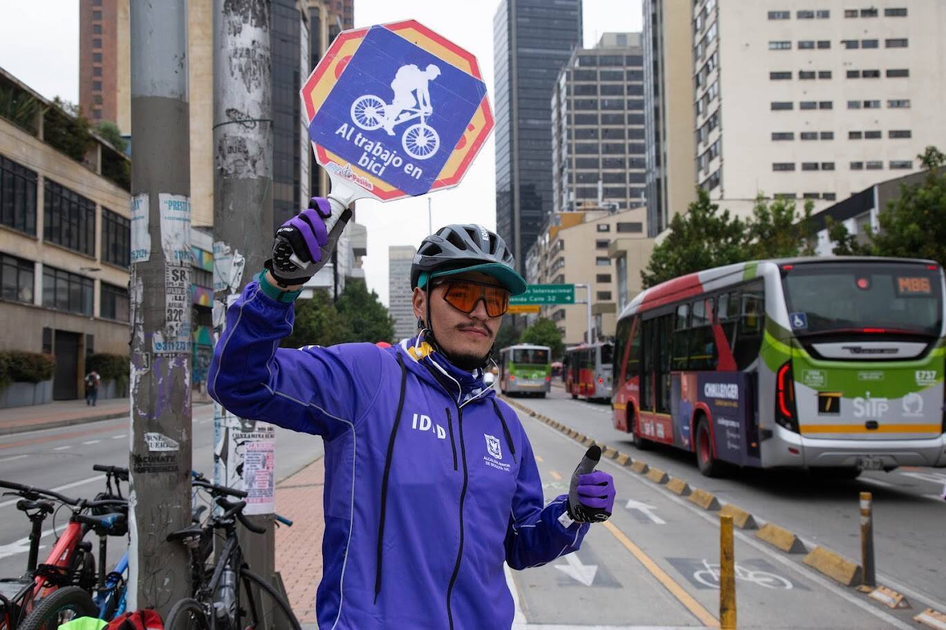 Hombre levantando una paleta de Al trabajo en bici