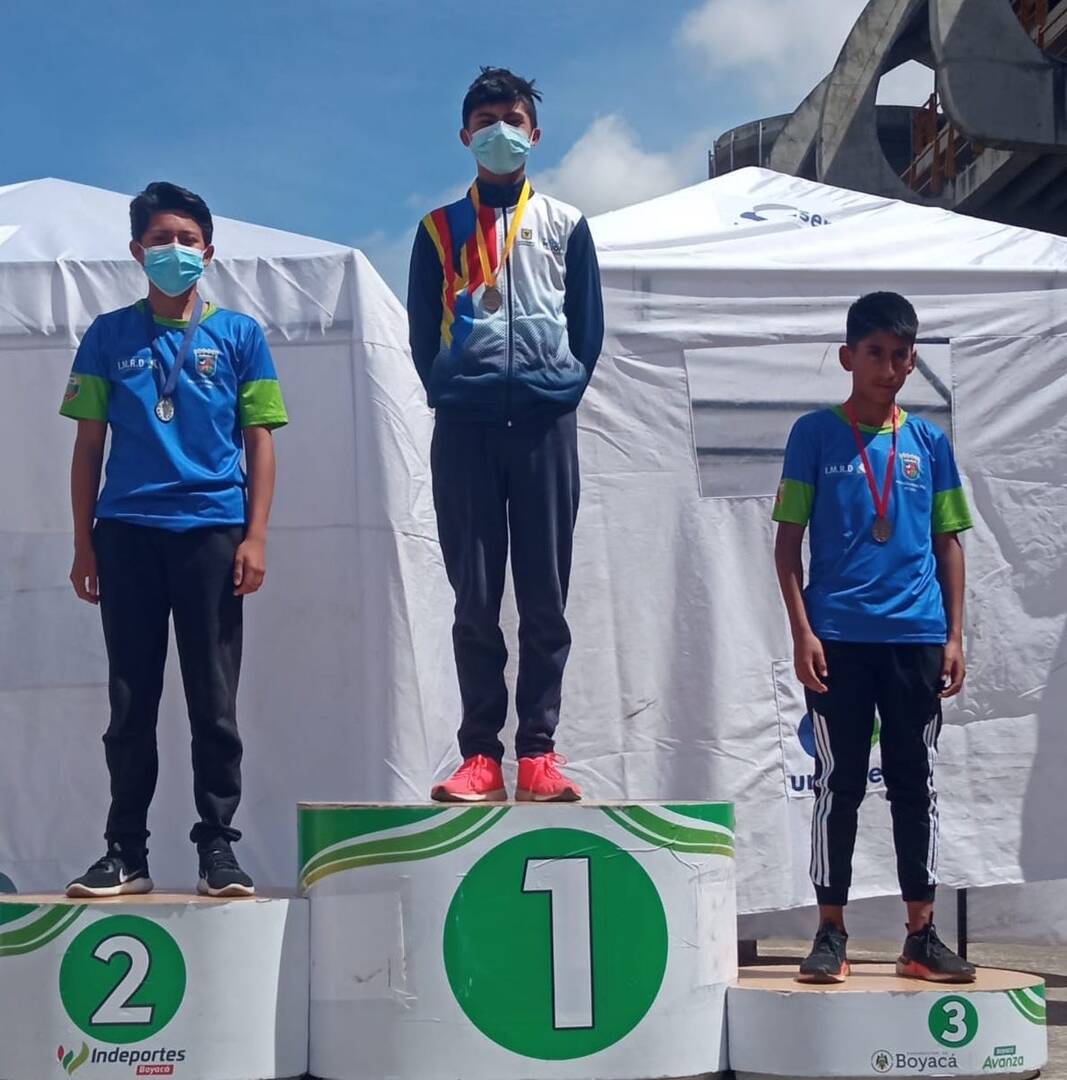 deportistas en el podio