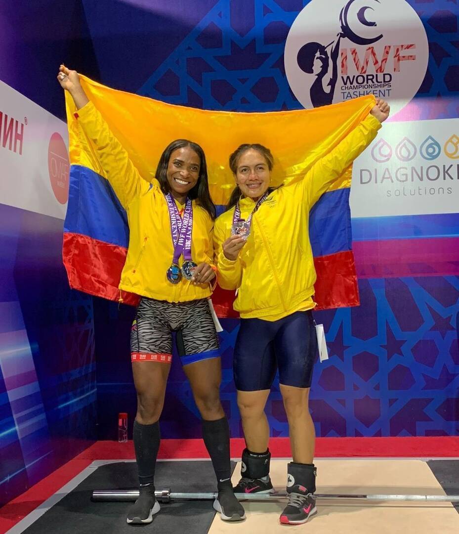 dos chicas deportistas con la bandera de colombia